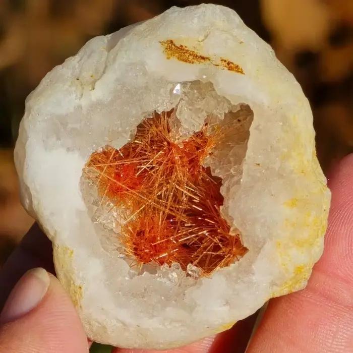 Géode de quartz marocain rare, rutile orange, goethite orange et cristal de quartz coexistant, spéci