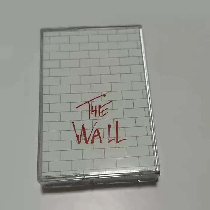 Cassette vintage conceptuelle de rock progressif, design de couverture à motif de briques « The Wall
