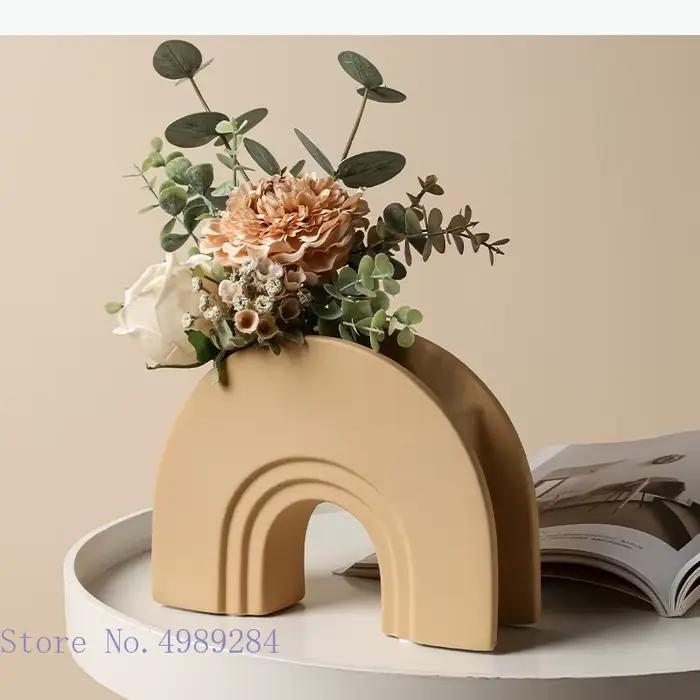 Vase en céramique en forme de pont arqué