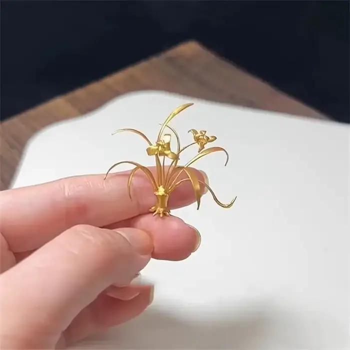 Figurine élégante d'orchidée dorée - Décoration florale chic pour table