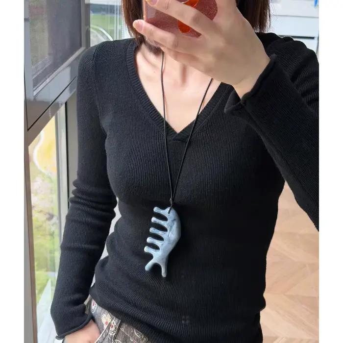 Collier rétro à motif d'arête de poisson, pendentif en résine haut de gamme, polyvalent et élégant, accessoire tendance pour tenue décontractée et plus encore