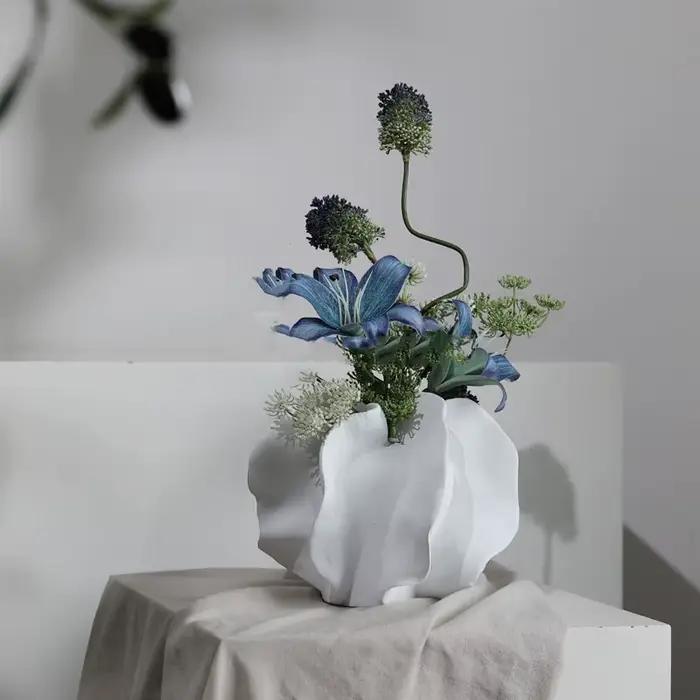 Vase en résine noir et blanc en forme de pétale pour arrangement floral, décoration de salle d'exposition, ornement de bureau de vente, accessoire de maison