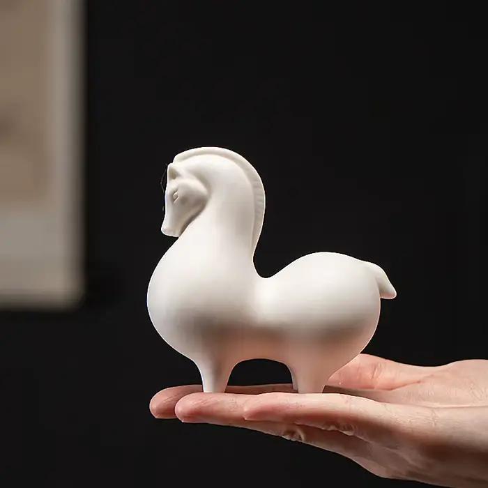 Statue de cheval en porcelaine blanche chinoise