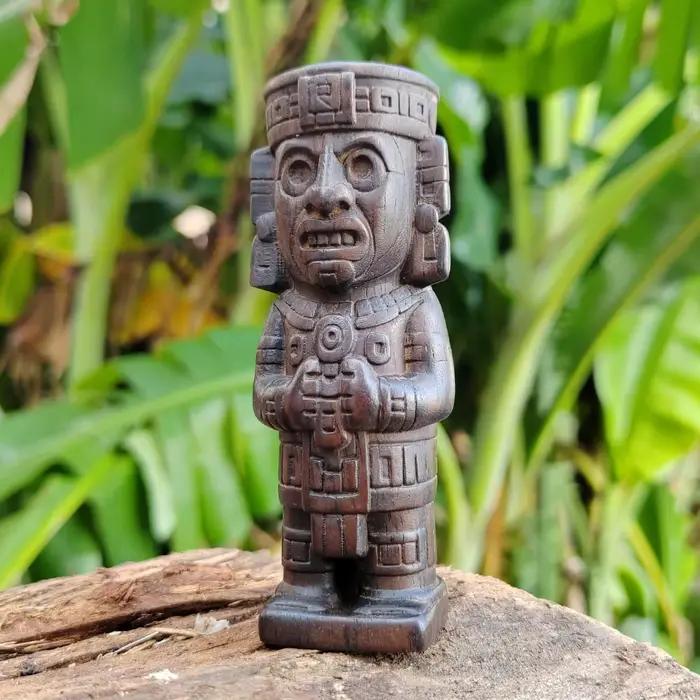 Ornement artisanal en bois sculpté à la main de 3