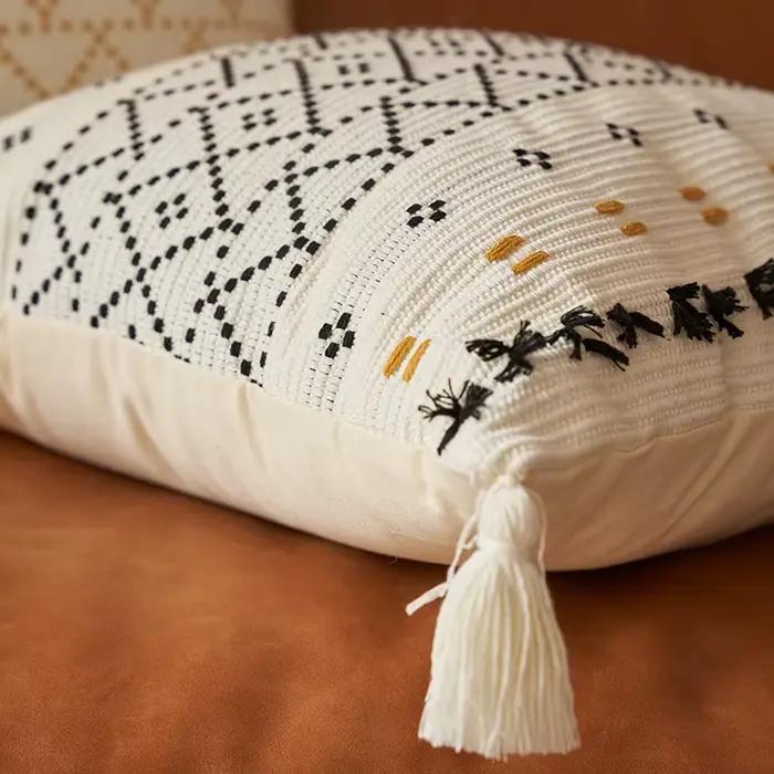 Juste de coussin en coton avec pompon touffeté
