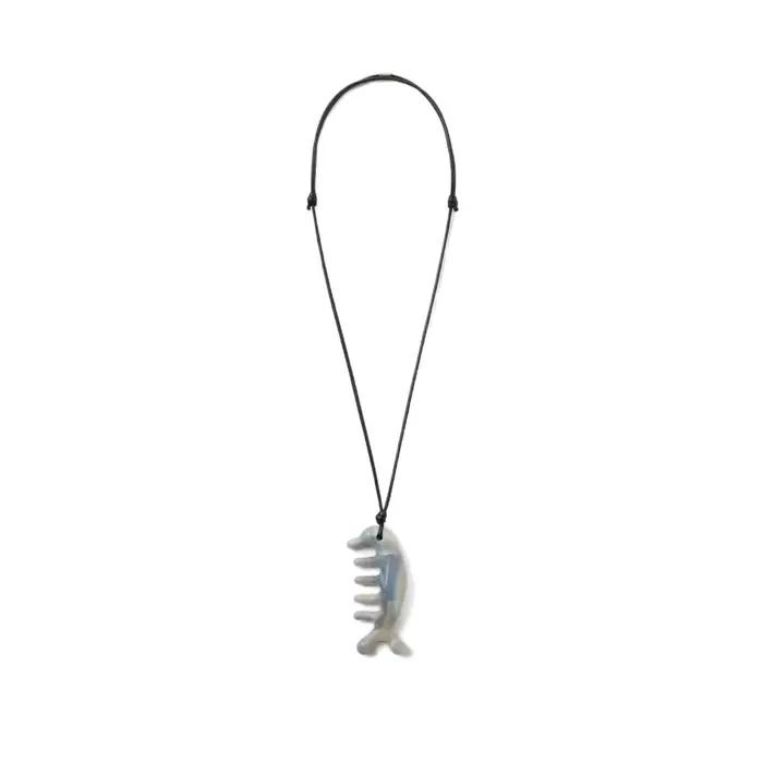 Collier rétro à motif d'arête de poisson, pendentif en résine haut de gamme, polyvalent et élégant, accessoire tendance pour tenue décontractée et plus encore