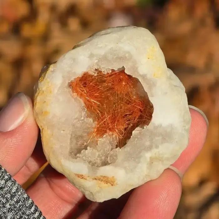 Géode de quartz marocain rare, rutile orange, goethite orange et cristal de quartz coexistant, spécimen de décoration intérieure, minéral artificiel