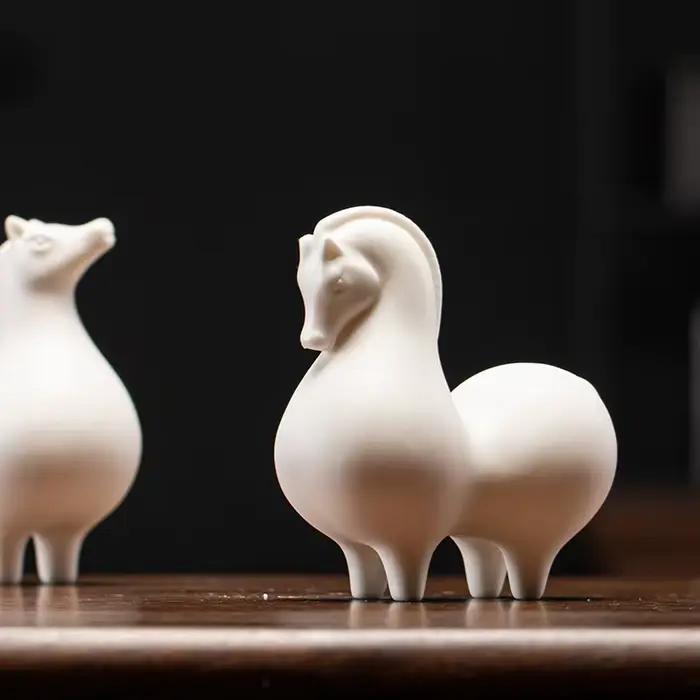 Statue de cheval en porcelaine blanche chinoise