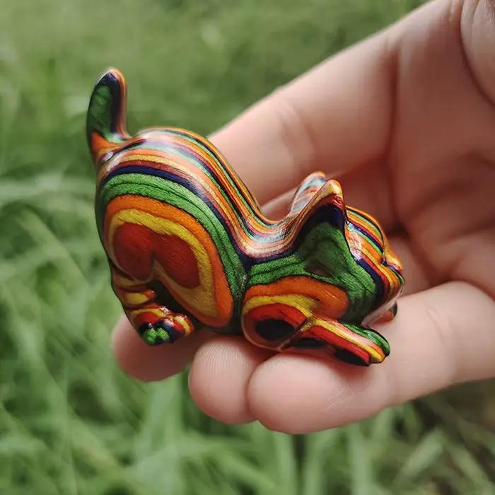 Statue de chat en bois peinte