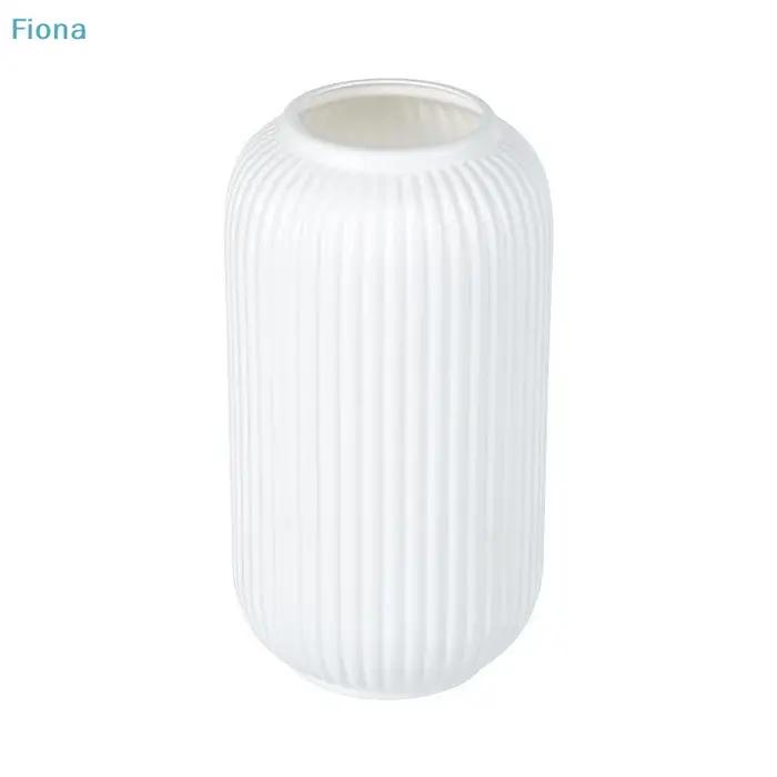 ☽ Vase en plastique blanc côtelé