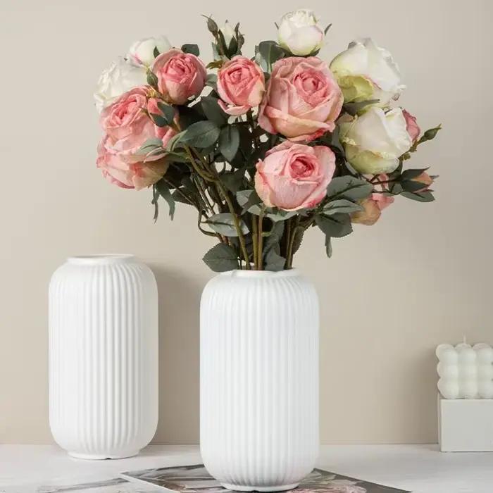 Vase en plastique chic à rayures imitation céramique pour fleurs - Pièce décorative florale durable et facile à placer