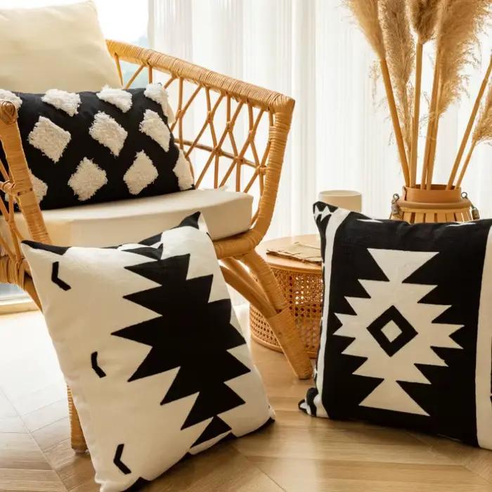 Juste de coussin brodée noire et blanche moderne
