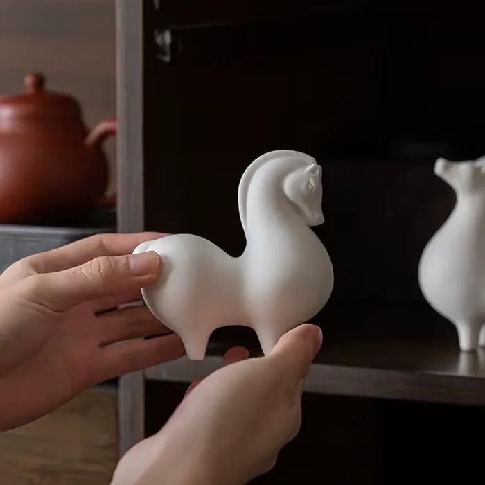 Statue de cheval en porcelaine blanche chinoise