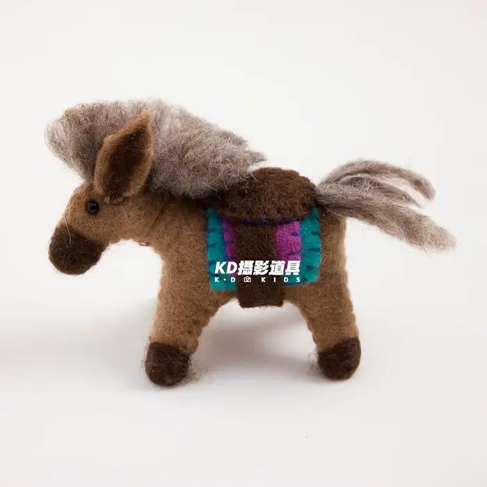 Accessoires de photographie nouveau-né thème 2026 : figurines de chevaux en feutre faites à la main