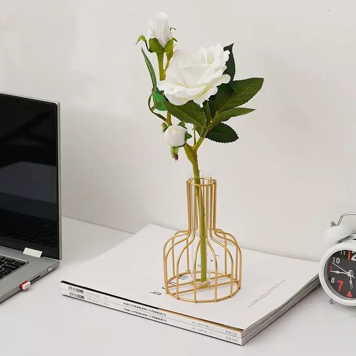 Vase doré en fer amissié