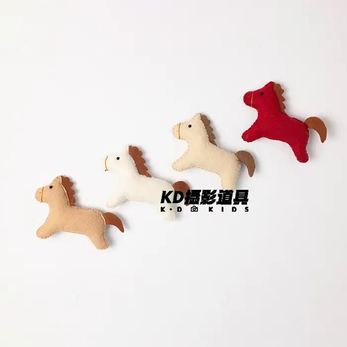 Accessoires de photographie nouveau-né thème 2026 : figurines de chevaux en feutre faites à la main