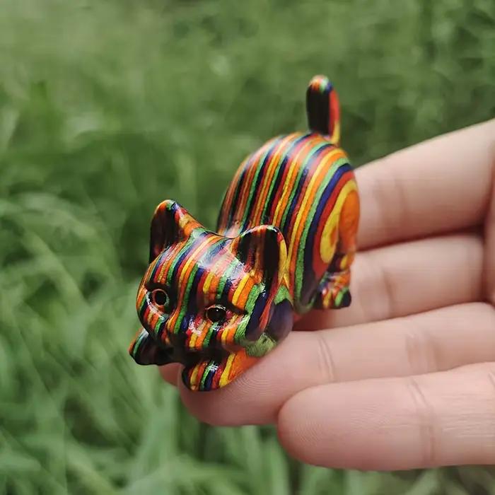 Statue de chat en bois peinte