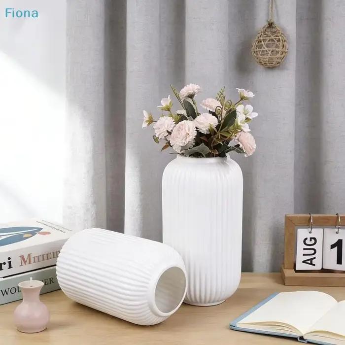 ☽ Vase en plastique blanc côtelé