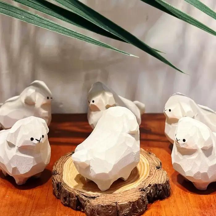 Figurines en bois artisanales