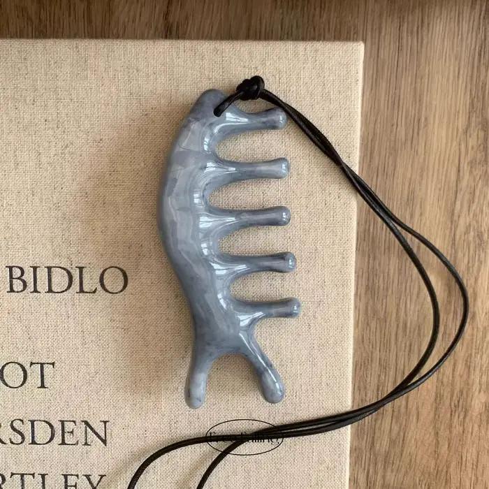 Collier rétro à motif d'arête de poisson, pendentif en résine haut de gamme, polyvalent et élégant, accessoire tendance pour tenue décontractée et plus encore
