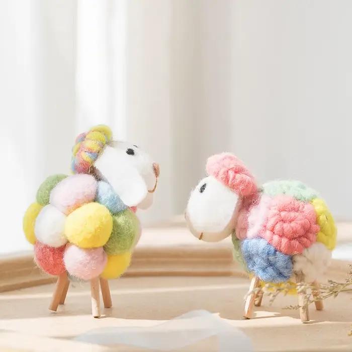 Ornement décoratif de mouton en feutre de dessin animé