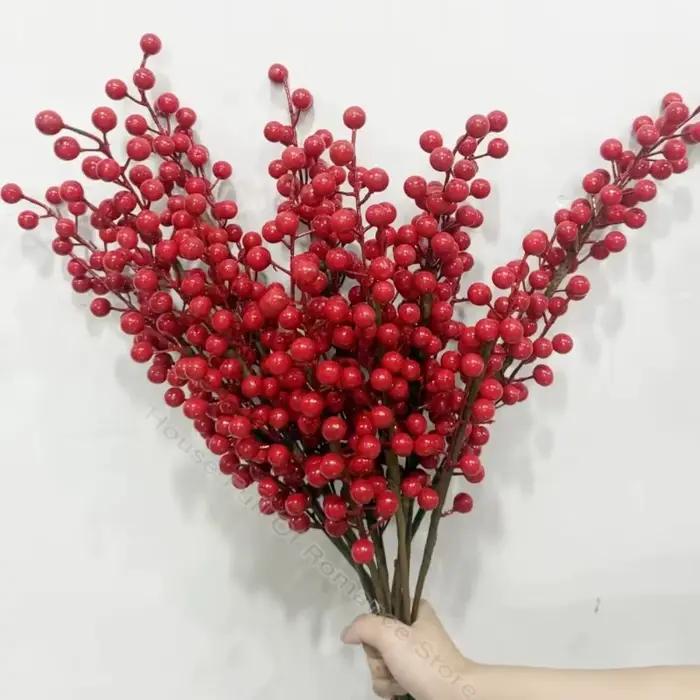 Branche de baies rouges givrées
