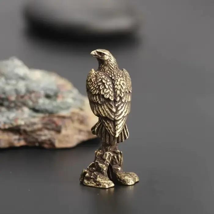 Statue d'aigle l'inventaire en laiton