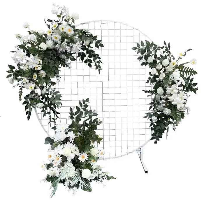 Rangée de fleurs artificielles