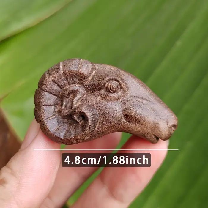 Ornement en bois sculpté à la main en forme de tête de mouton de 1