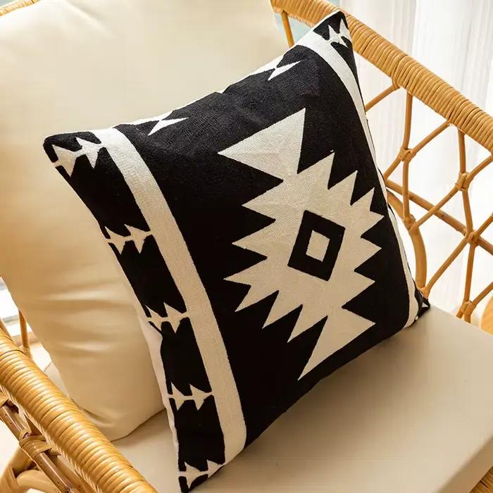 Juste de coussin brodée noire et blanche moderne