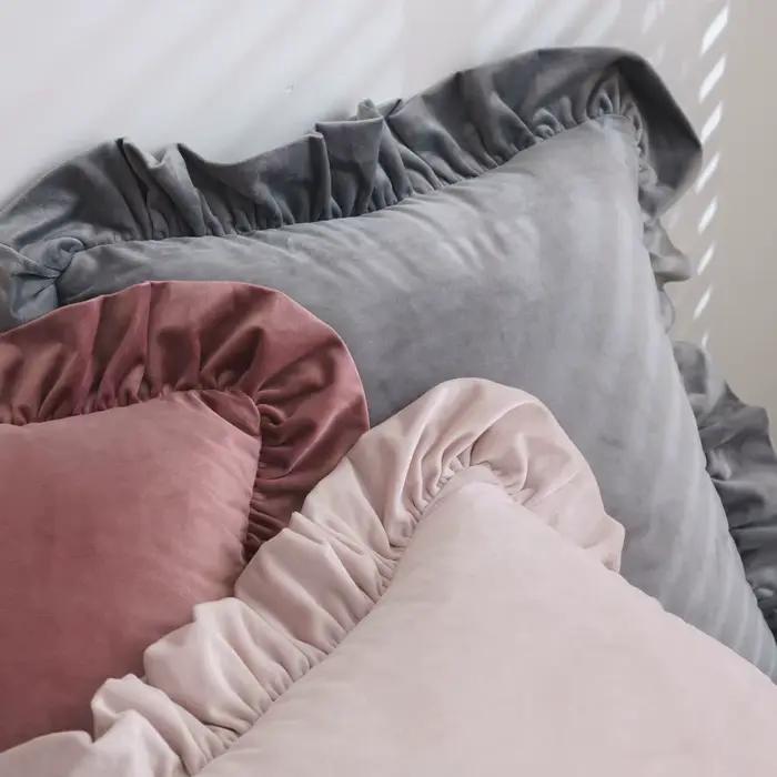 Housse de coussin en velours à volants