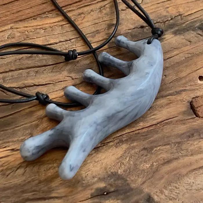 Collier rétro à motif d'arête de poisson, pendentif en résine haut de gamme, polyvalent et élégant, accessoire tendance pour tenue décontractée et plus encore