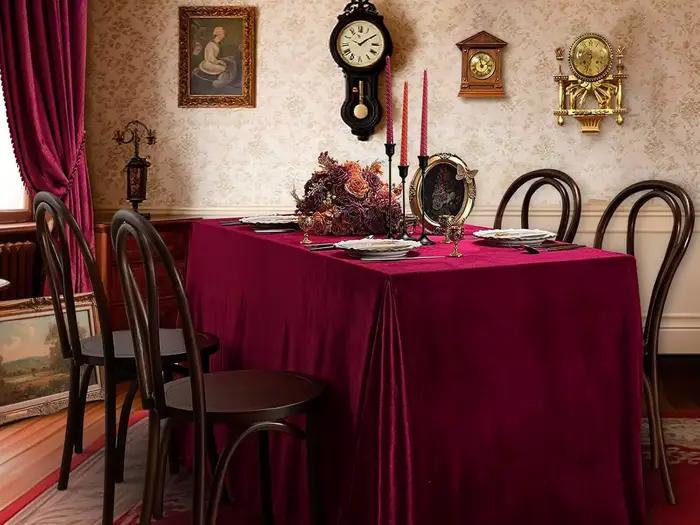 Nappe en velours rouge