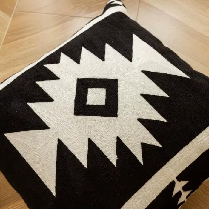 Juste de coussin brodée noire et blanche moderne