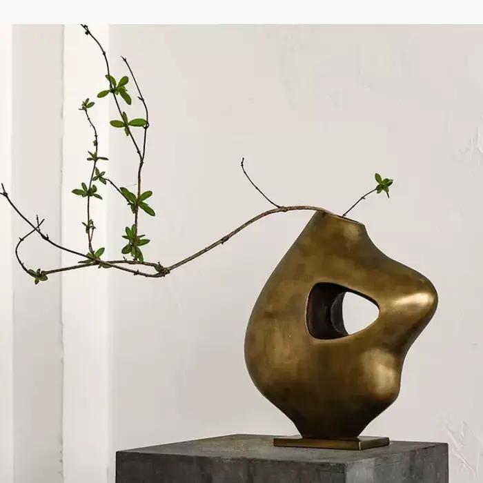 Vase abstrait irrégulier en chine vitreuse modern style pour décoration intérieure vase de table unique ornement pour maison occasions spéciales