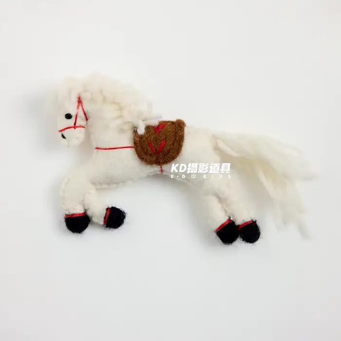 Accessoires de photographie nouveau-né thème 2026 : figurines de chevaux en feutre faites à la main