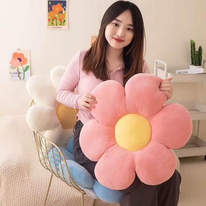 Coussin en peluche fleurs colorées 35 cm