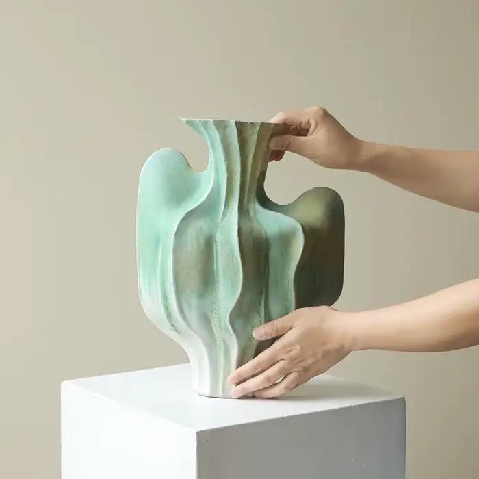 Vase en céramique, ornements géométriques abstraits, plis irréguliers, vase à fleurs, accessoires pour arrangement floral, artisanat, décoration de la maison