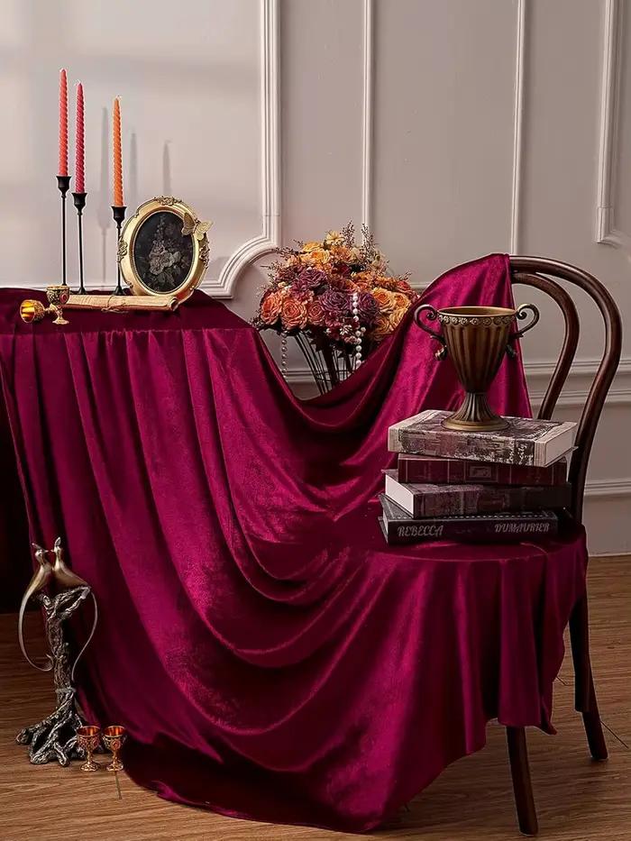 Nappe en velours rouge