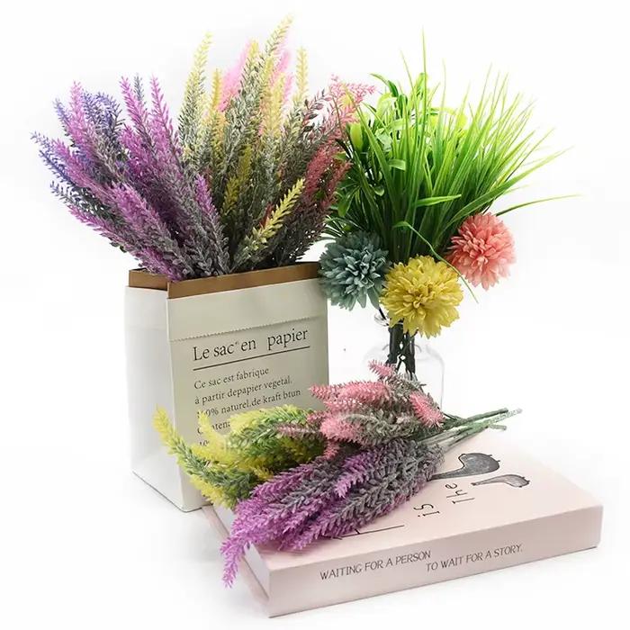 Vases multicolores en plastique de lavande