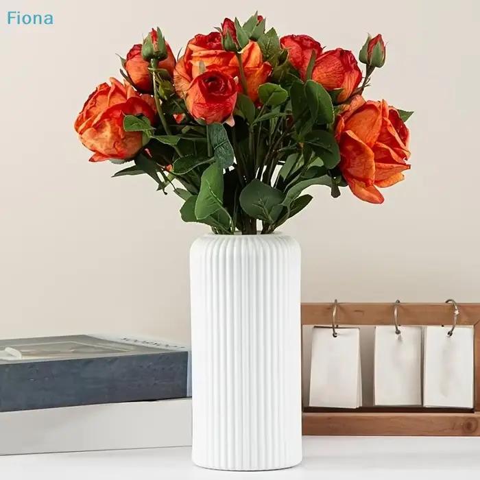 ☽ Vase en plastique blanc côtelé