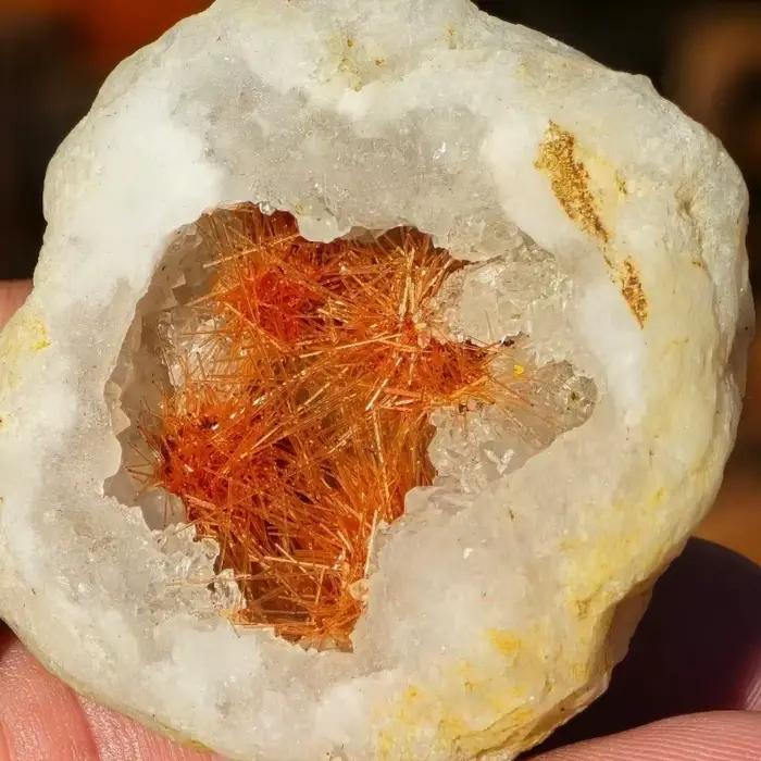 Géode de quartz marocain rare, rutile orange, goethite orange et cristal de quartz coexistant, spécimen de décoration intérieure, minéral artificiel