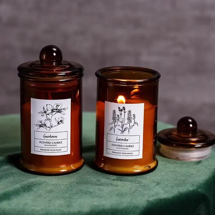 Pot en verre vintage avec bougie parfumée et huiles essentielles pour la maison et les occasions spéciales