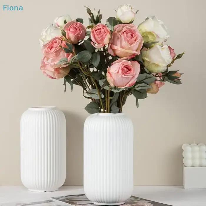 ☽ Vase en plastique blanc côtelé