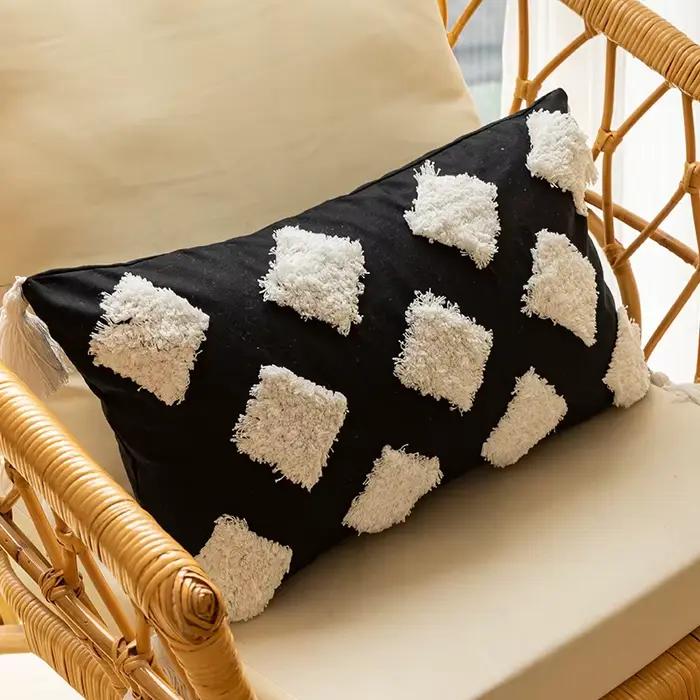 Juste de coussin brodée noire et blanche moderne