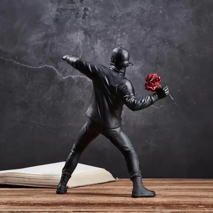 Sculpture de Banksy en résine d'art moderne, statue de lanceur de fleurs, décoration de bureau à domicile, accessoires de bombardier, ornements à collectionner