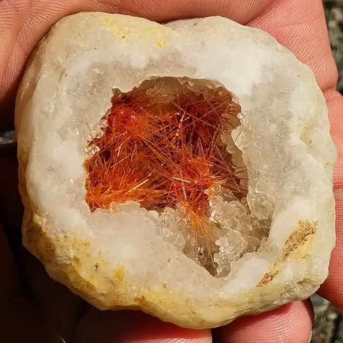 Géode de quartz marocain rare, rutile orange, goethite orange et cristal de quartz coexistant, spécimen de décoration intérieure, minéral artificiel