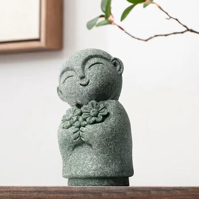 Figurine de petit moine en grès