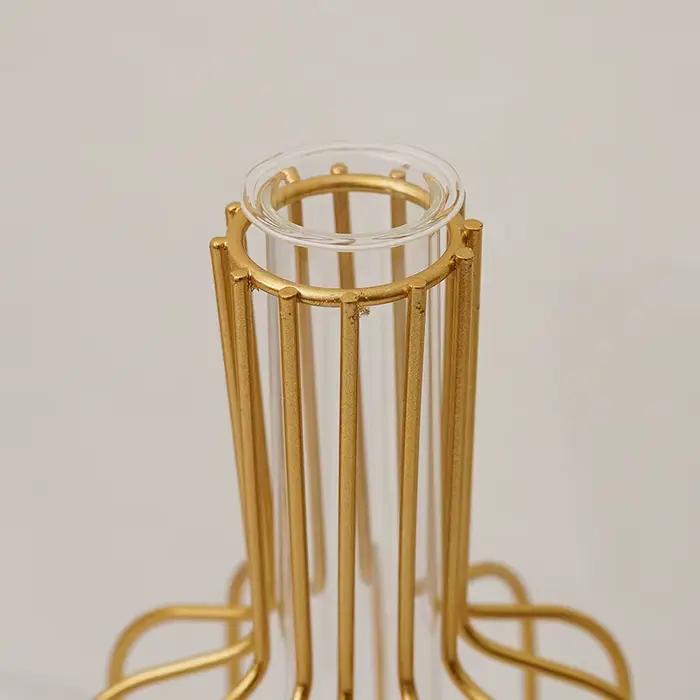 Vase doré en fer amissié