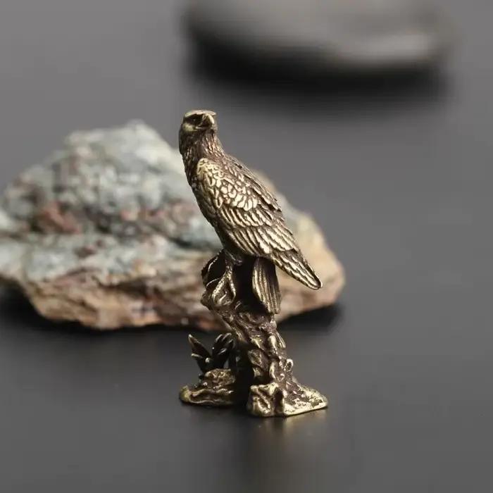 Statue d'aigle l'inventaire en laiton